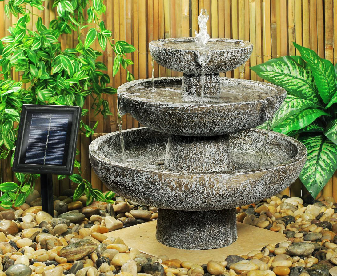 Fontaine solaire : 5 modèles à placer dans votre jardin